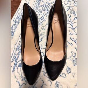 I. N. C. Black pumps
